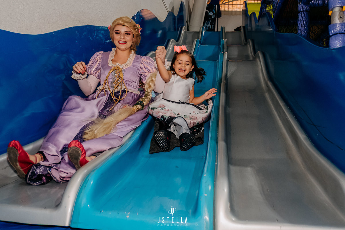 no tobogã com rapunzel