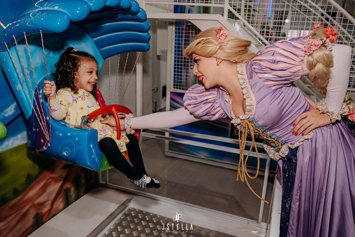 rapunzel brincando no buffet
