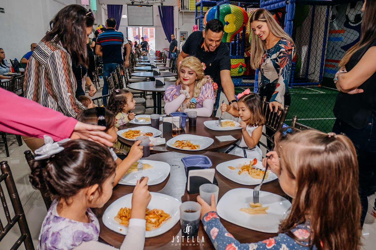 crianças almoçando na festa