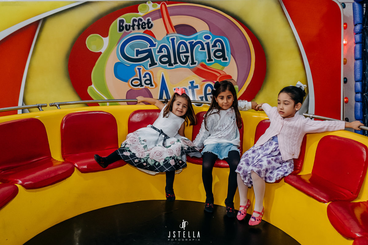 brincando no gira gira