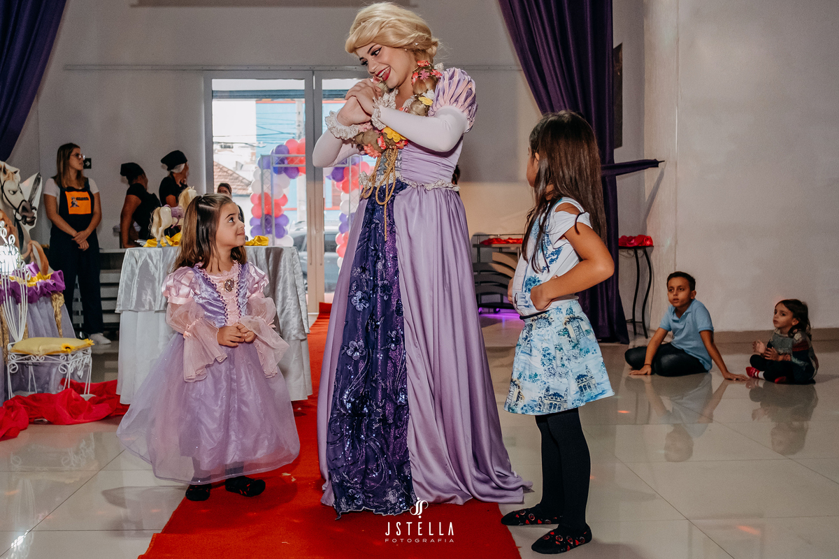 dança da rapunzel com aniversariante