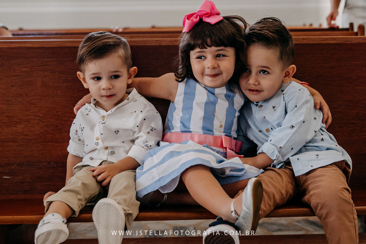 crianças se abraçando na igreja