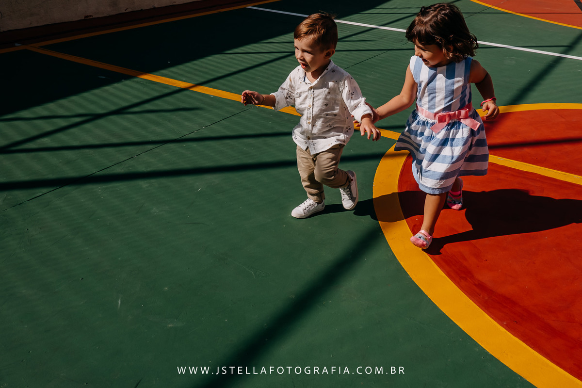 crianças correndo na quadra