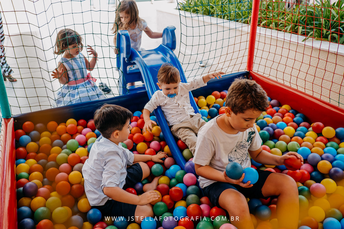 crianças na piscina de bolinhas