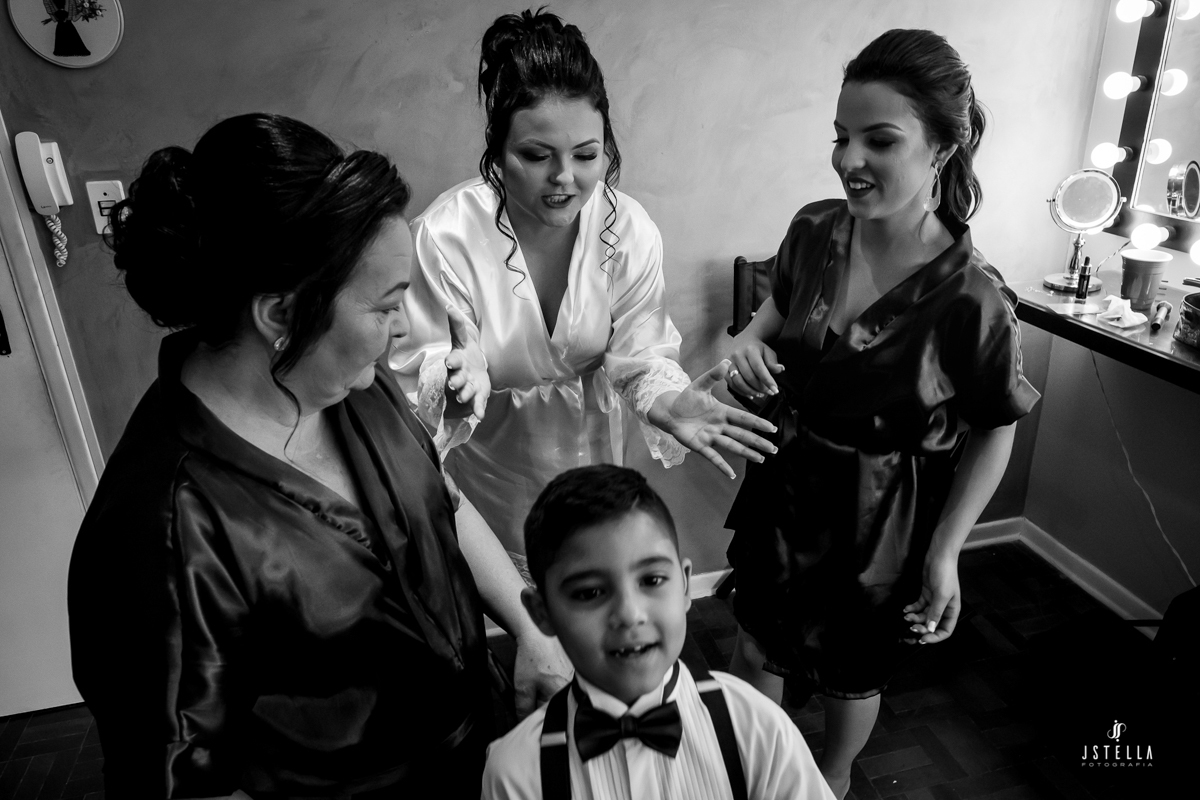 noiva vai apertar pajem