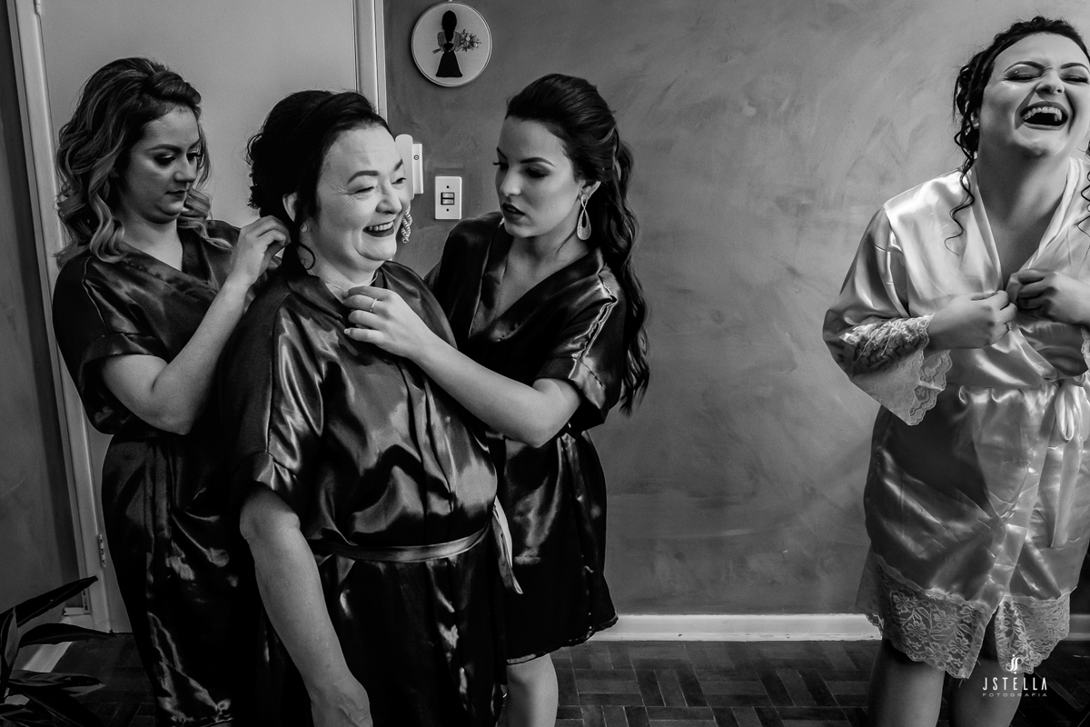 mãe da noiva se arrumando