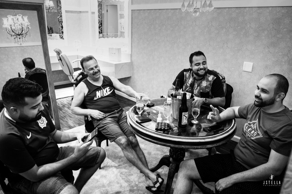 noivos bebendo cerveja no making of