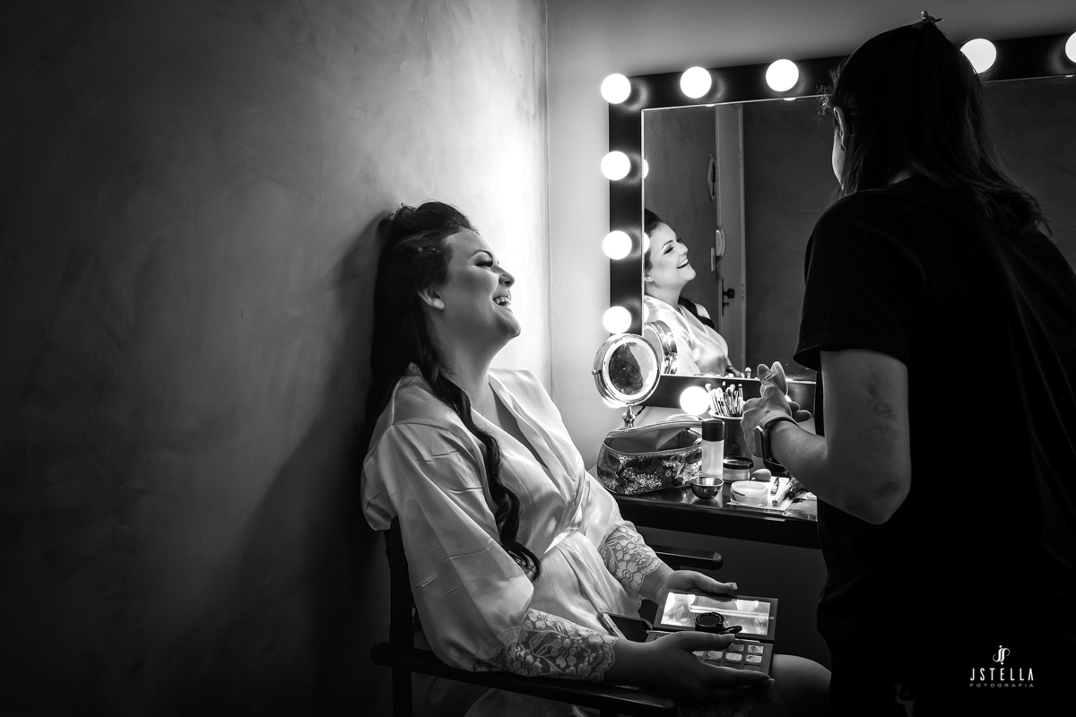 noiva na frente do espelho