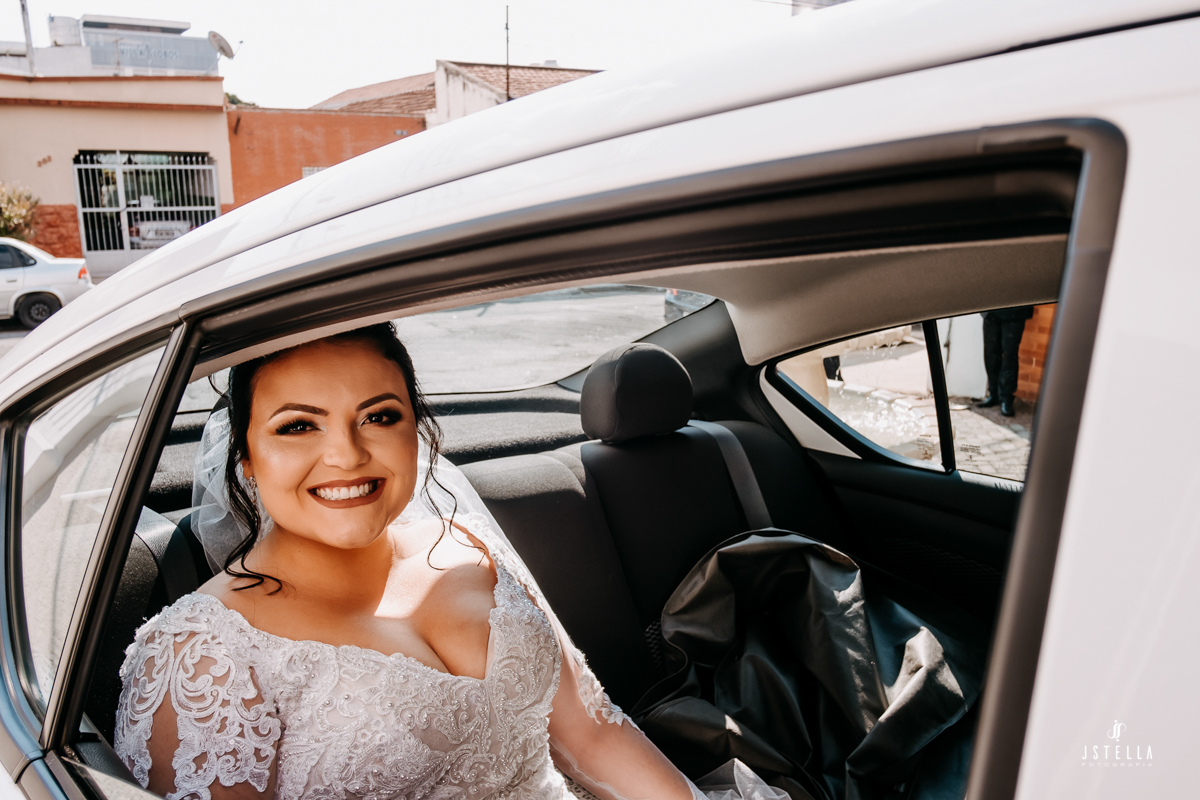 noiva chegando no carro