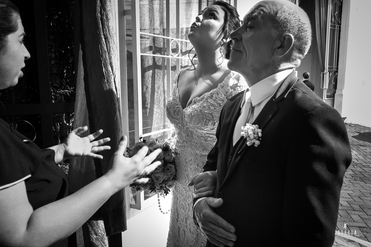 noiva nervosa antes de entrar na igreja