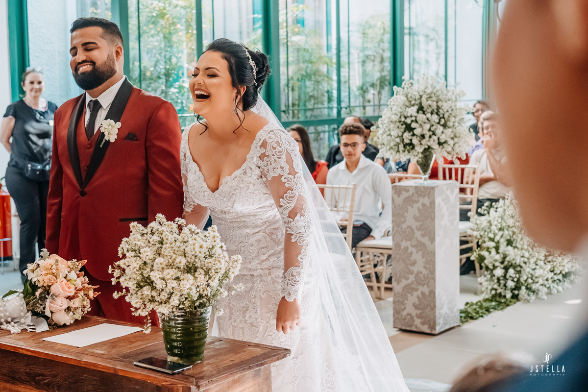 noivos sorrindo na cerimônia