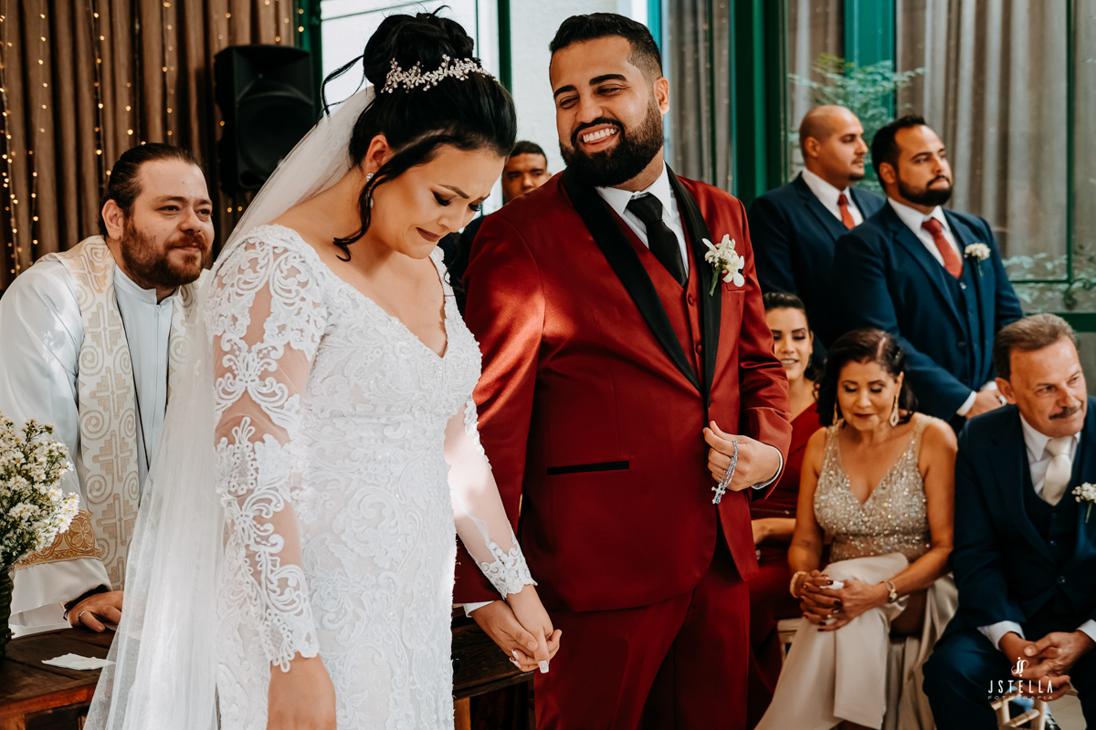 noivo sorrindo para noiva