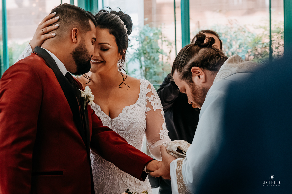 noivos trocam carinho no altar
