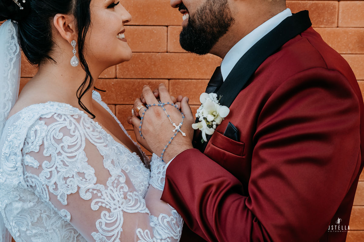 noivo com terço nas mãos