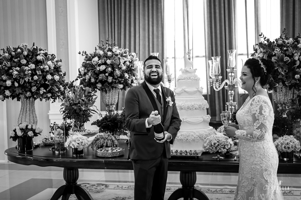 noivos estourando champagne