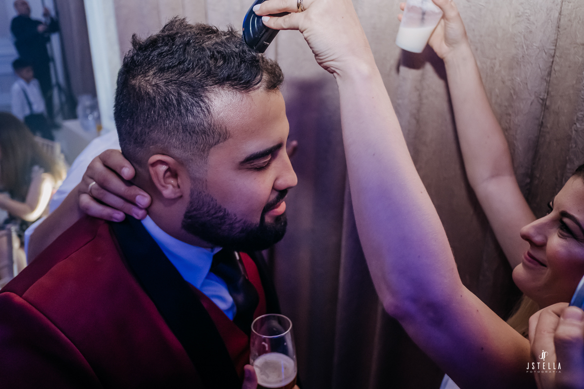 noivo raspando cabelo na festa