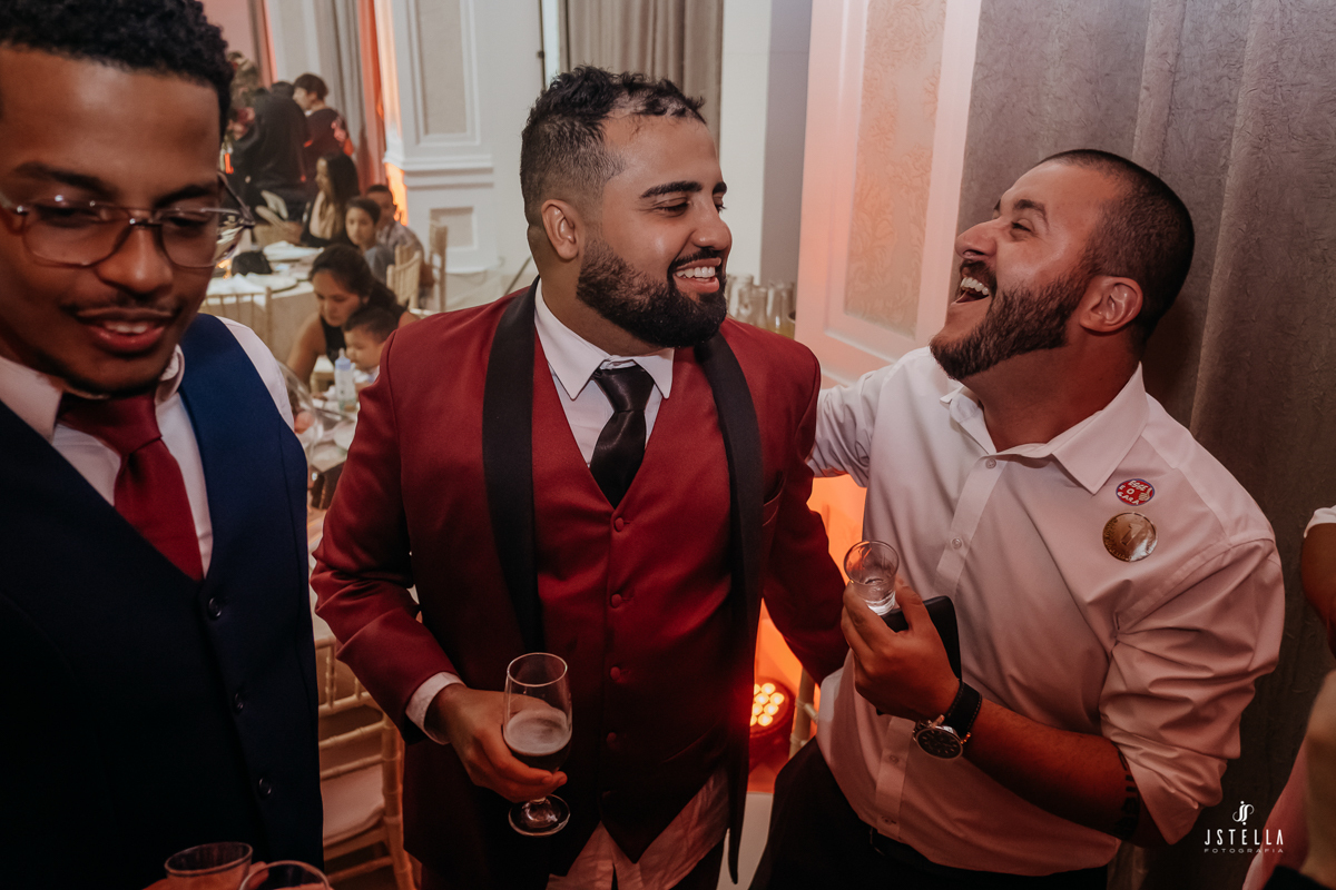 noivo raspando cabelo na festa