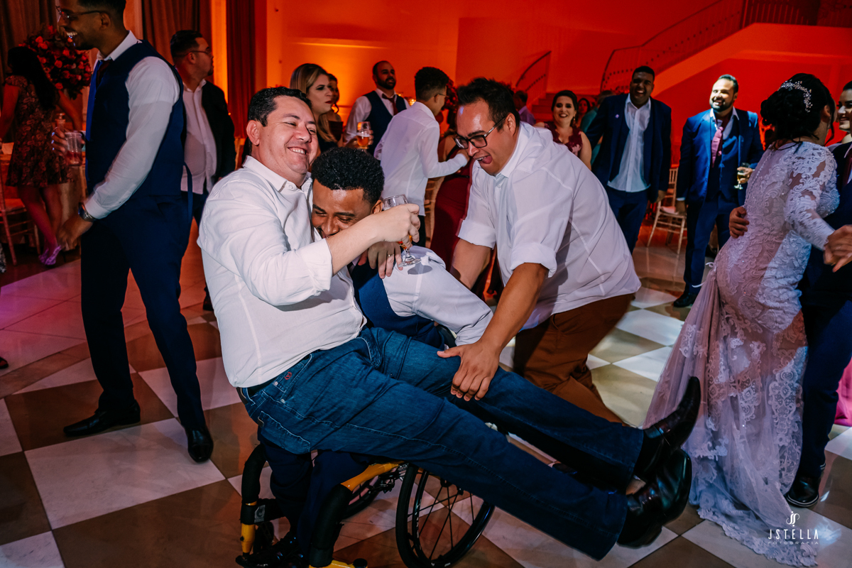 cadeirante dançando na festa
