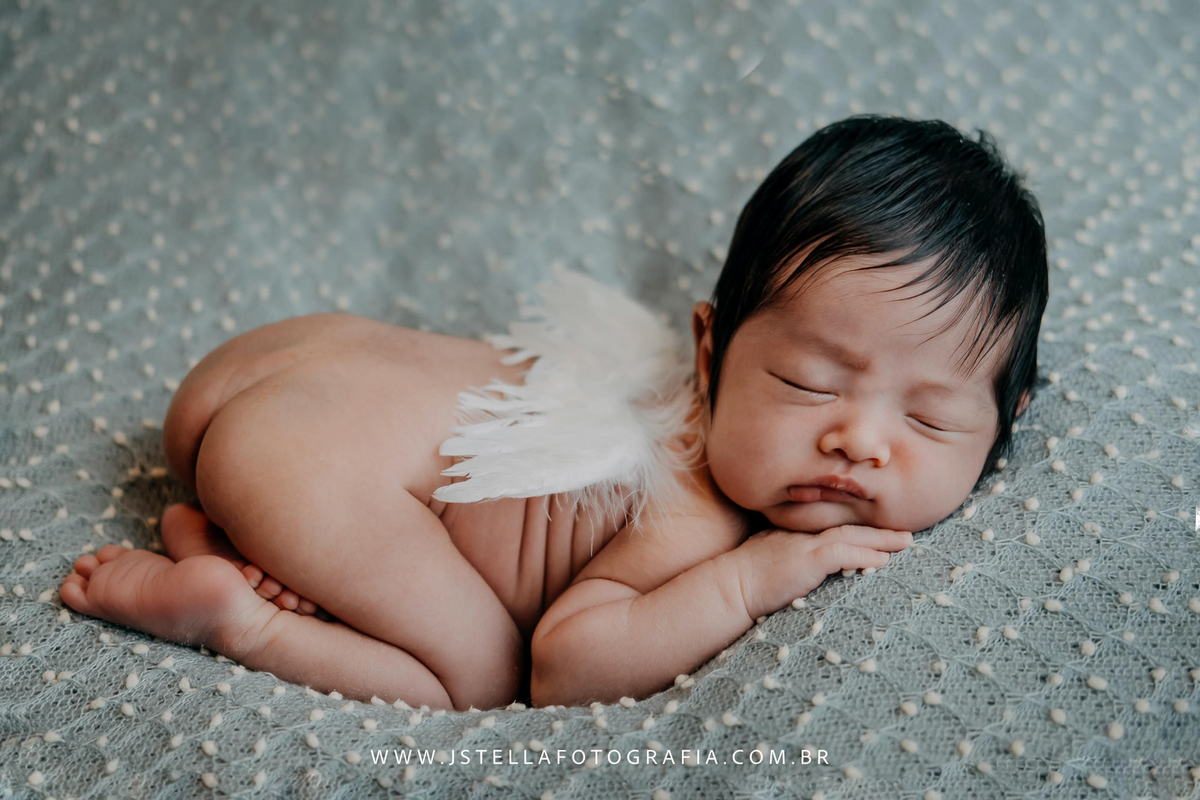 recém nascido com asas de anjo