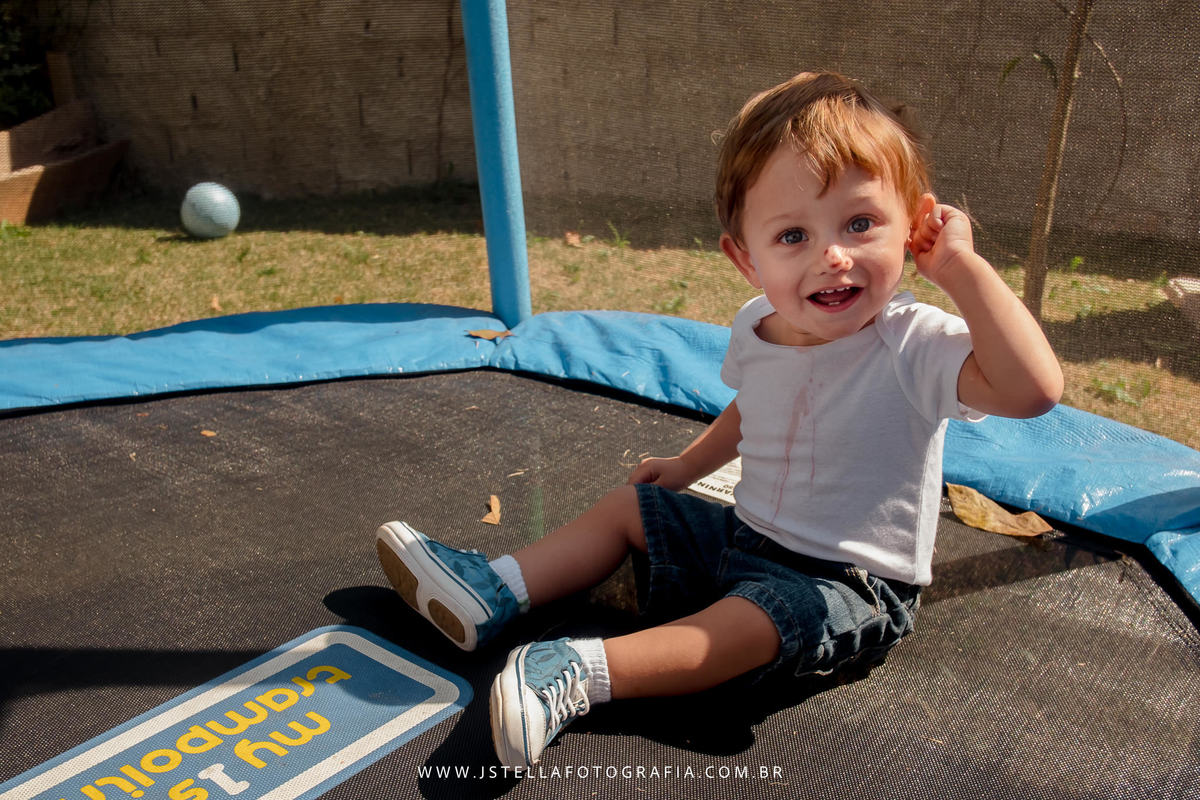 cama elástica em festa de aniversário