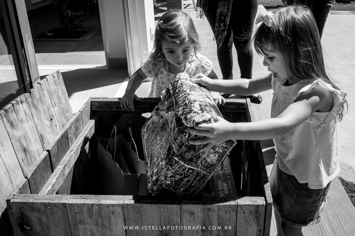 criança recebendo presente