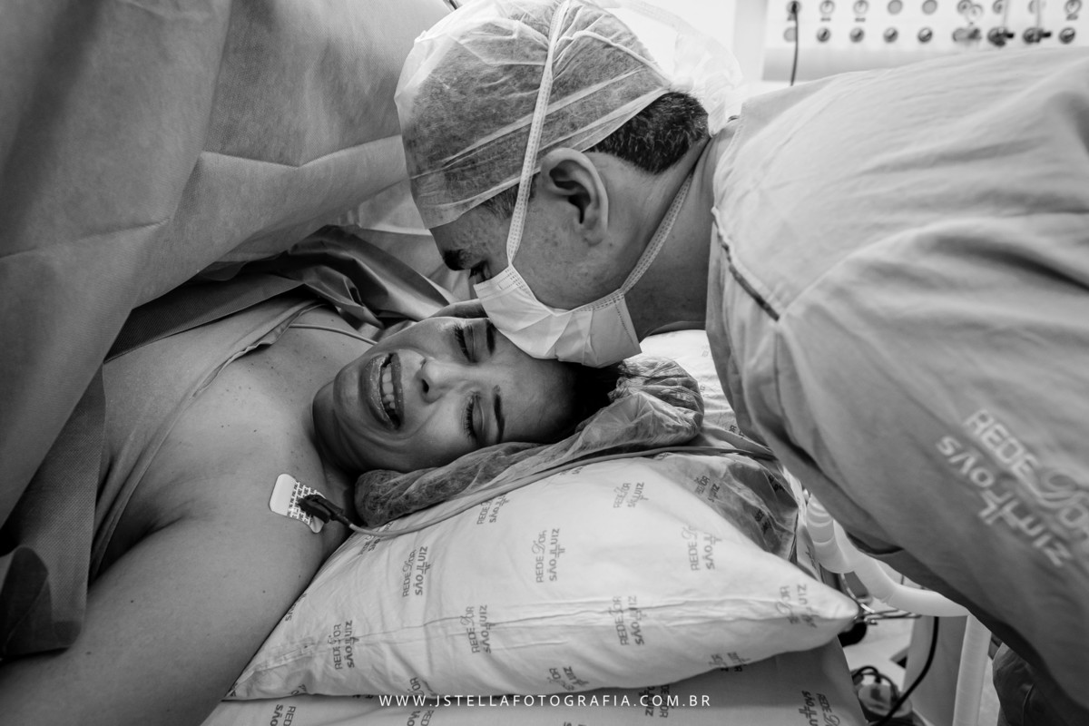 mãe emocionada com nascimento do bebê