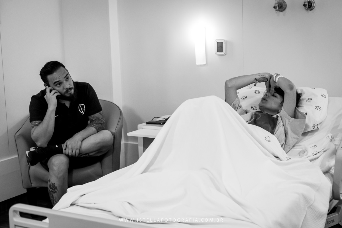 mãe sentindo as contrações do parto