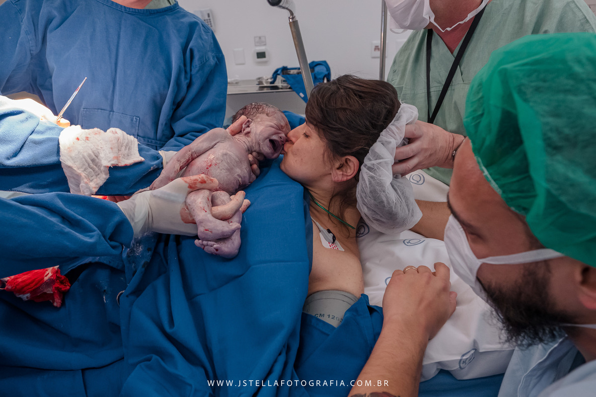 mãe dando beijo no recém nascido