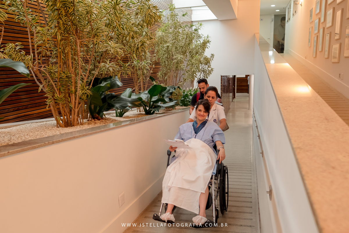 mãe indo para centro obstétrico