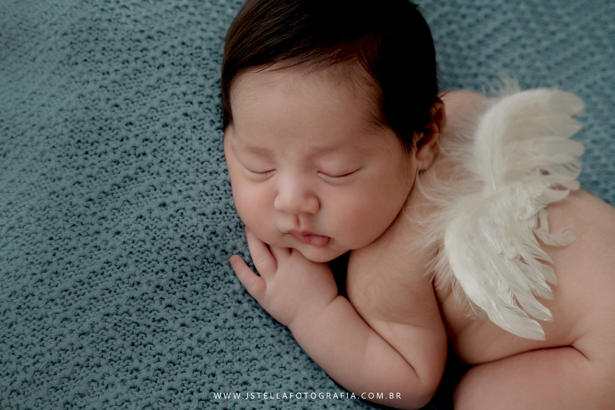 recém nascido com asa de anjo