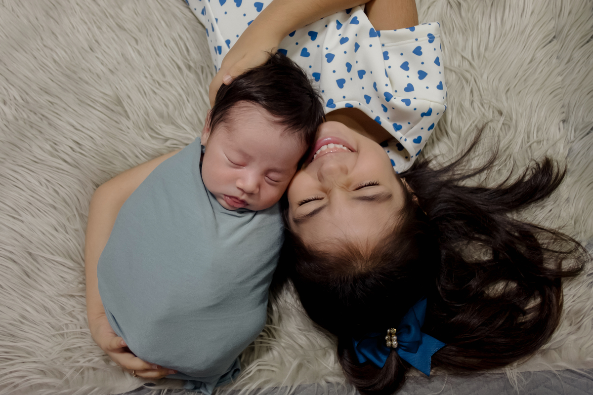 ensaio newborn com irmãos