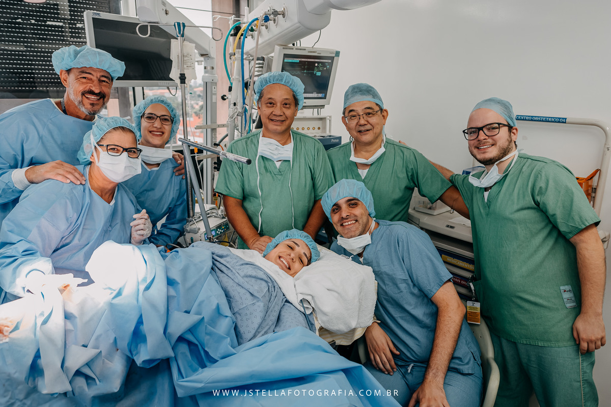 fotografia de parto com toda equipe médica