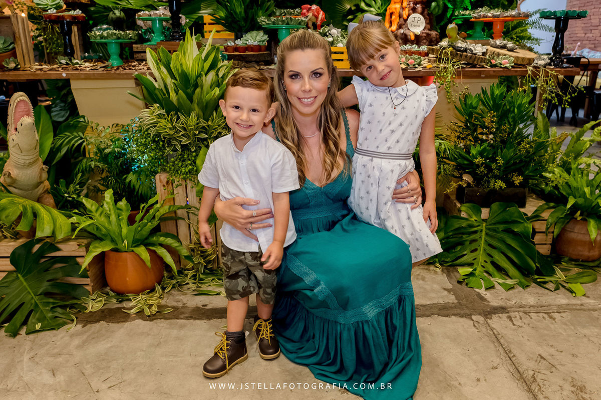mãe com filhos na festa de aniversário