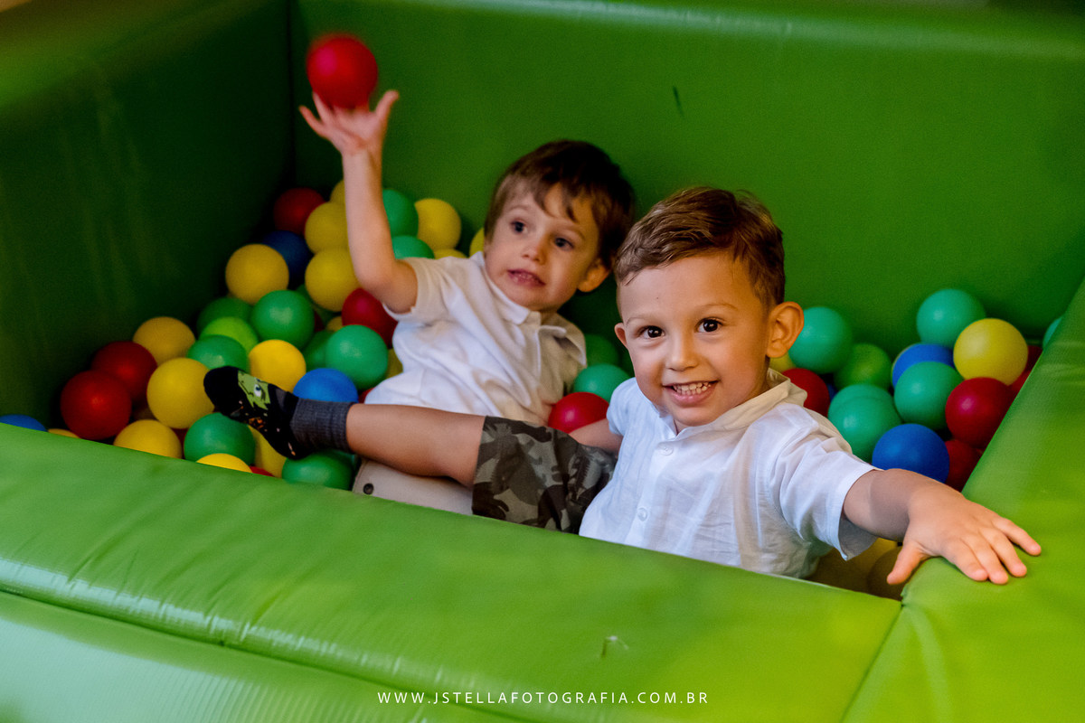 crianças na piscina de bolinhas