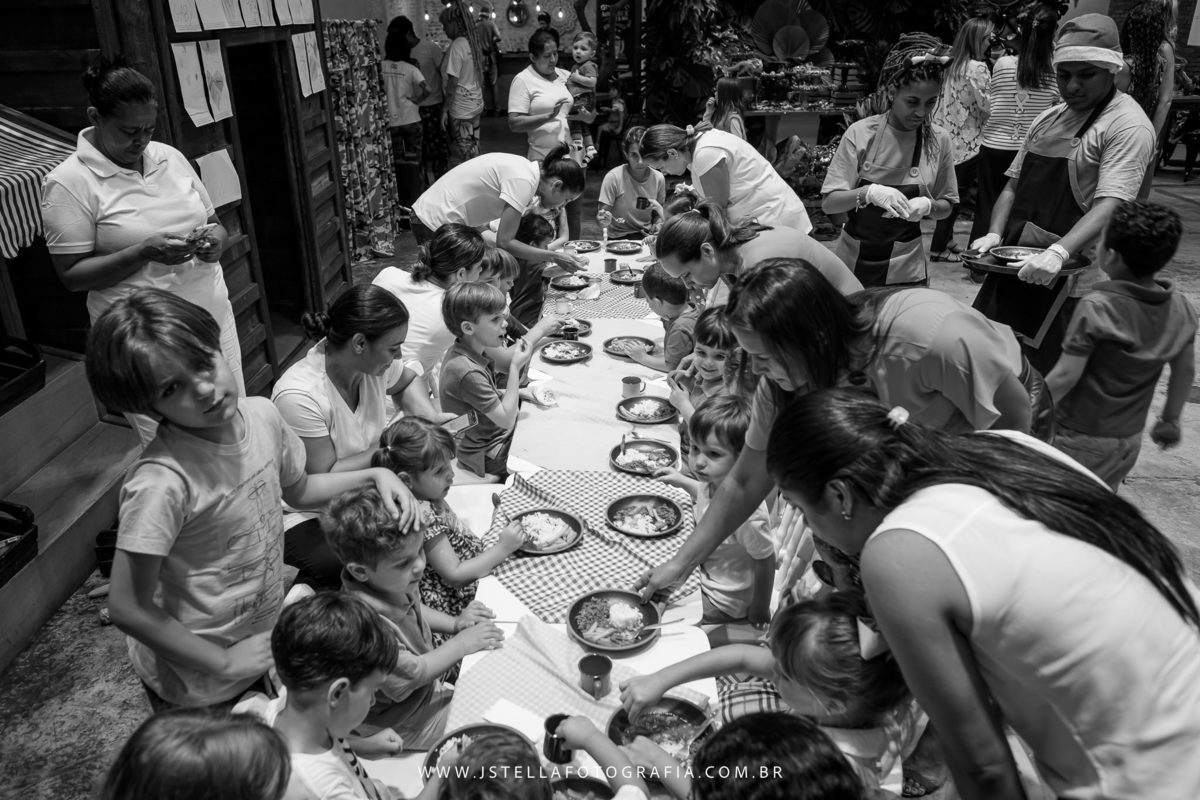 hora do lanche na festa de aniversário