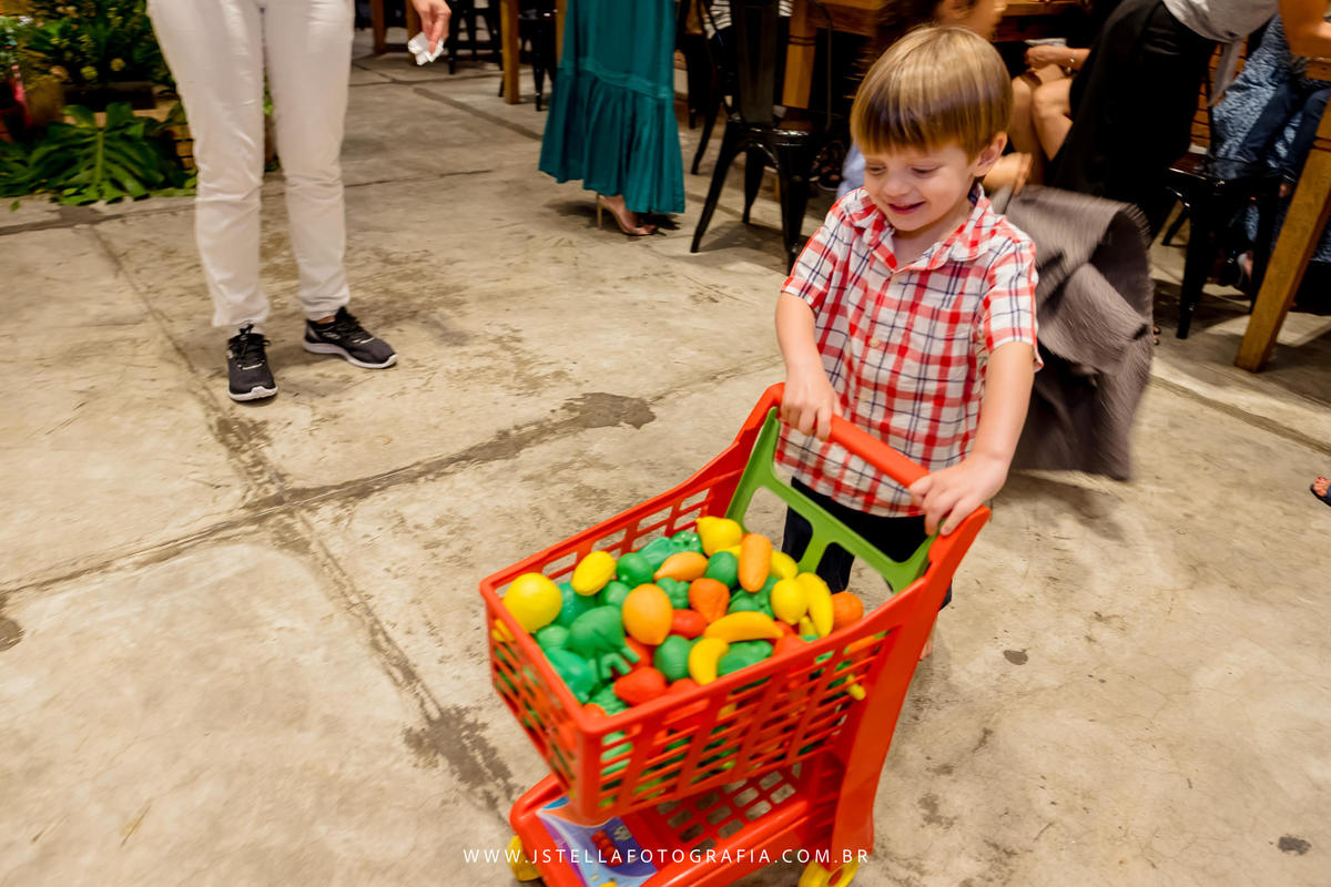 criança brincando de supermercado