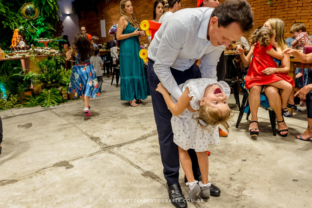 pai brincando com filha