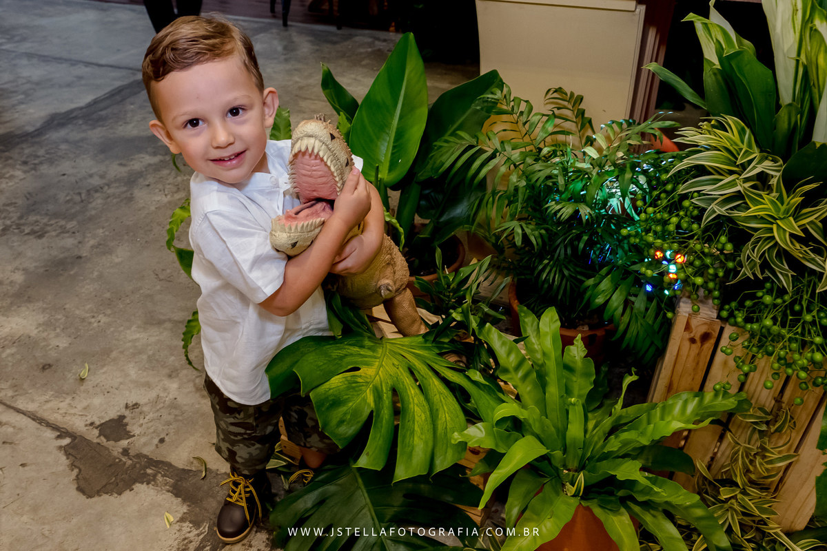 menino abraçando dinossauro