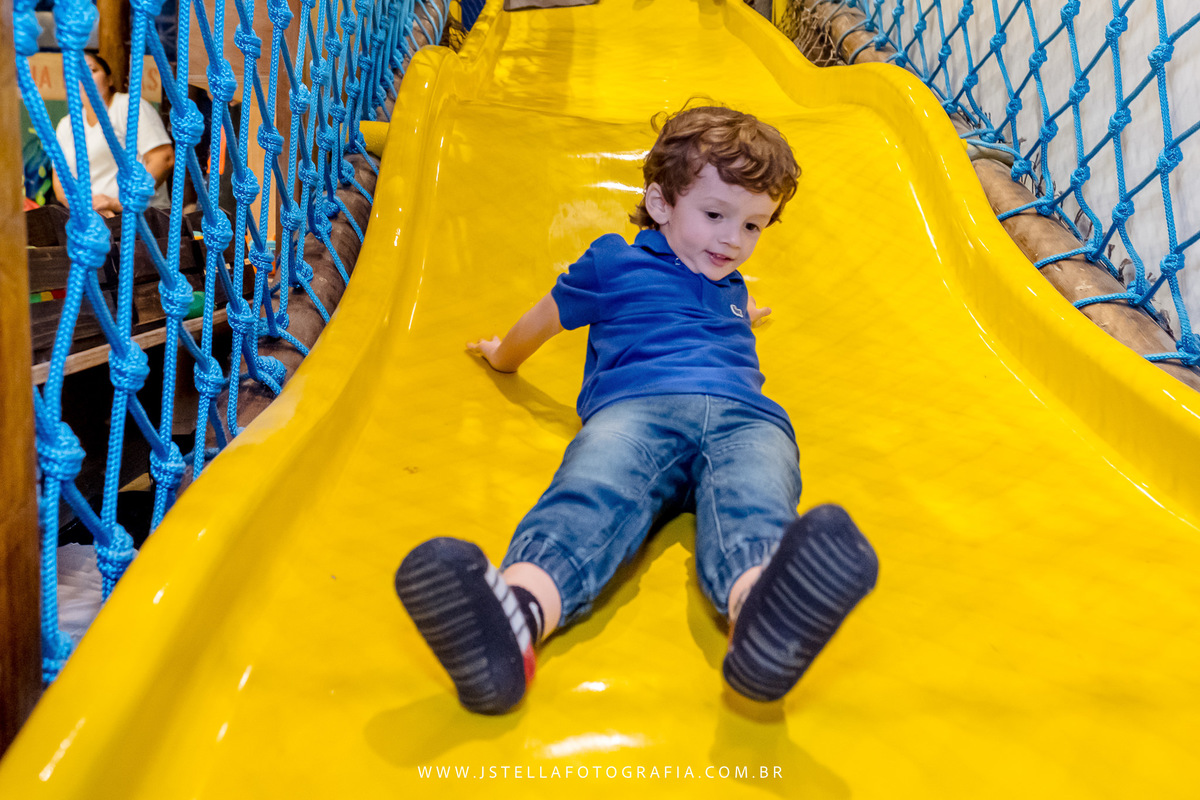 criança no tobogã
