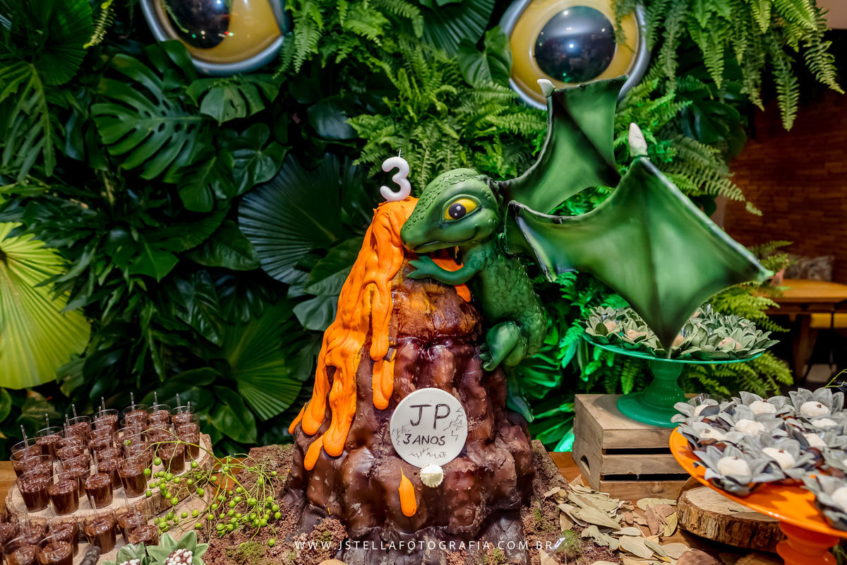 bolo vulcão com dinossauro