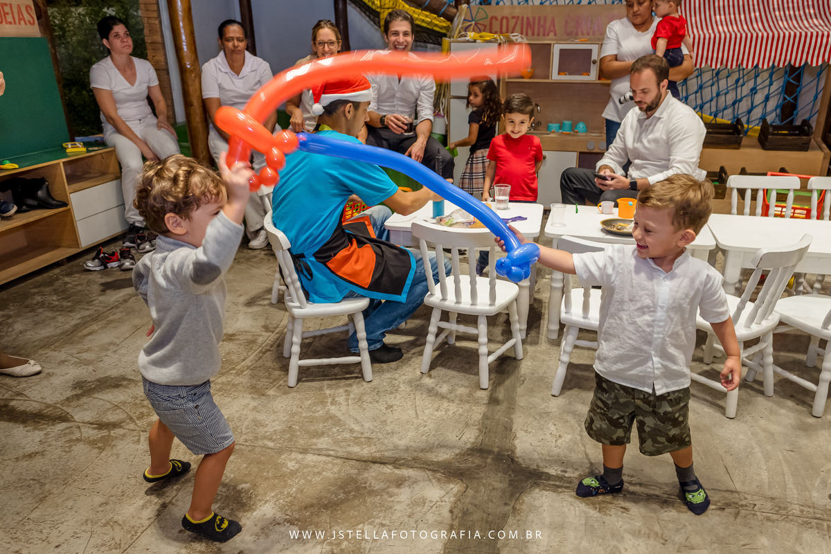 crianças brincando com bexiga