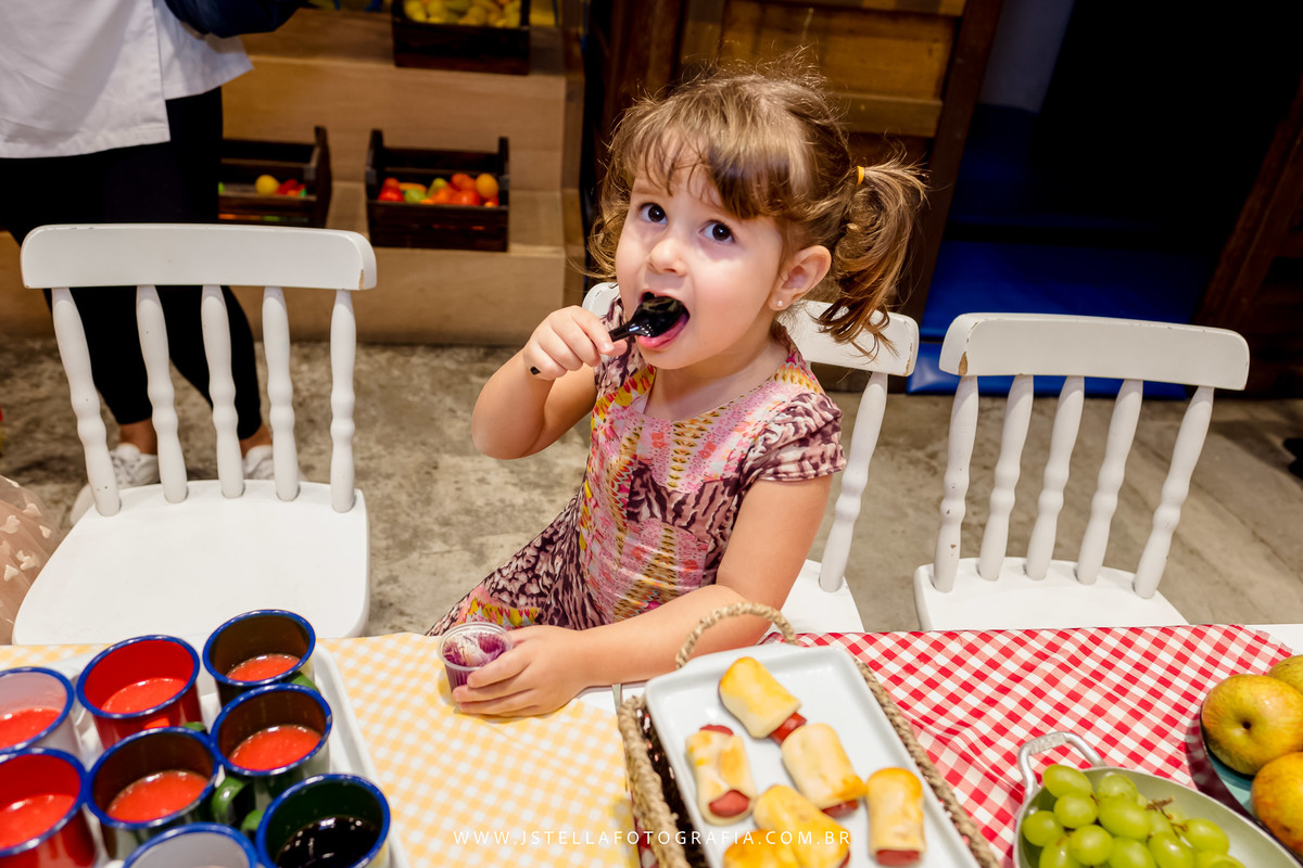 criança comendo gelatina