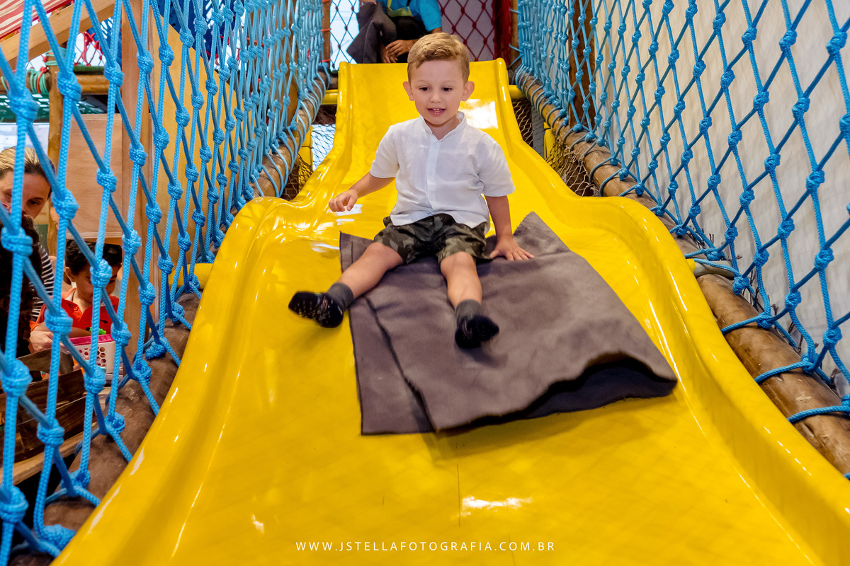 criança no tobogã