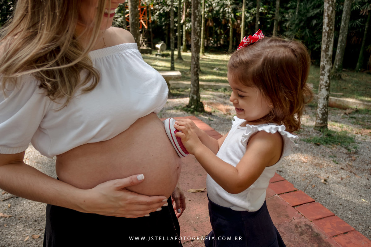 brincando com irmão na barriga