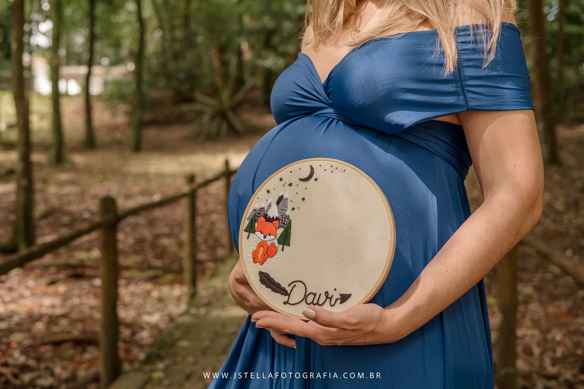 ensaio gestante com bastidor da porta maternidade