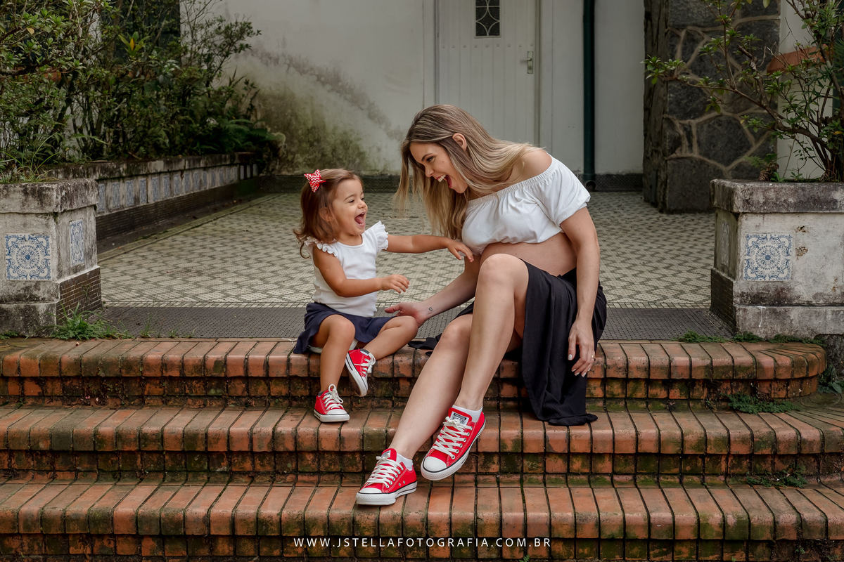 filha brincando com a mãe grávida