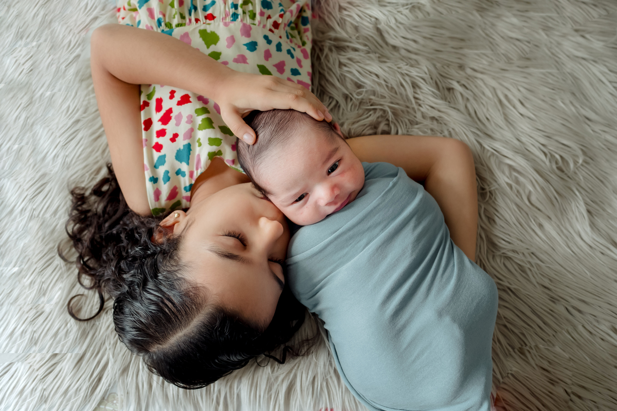 ensaio newborn com irmã mais velha