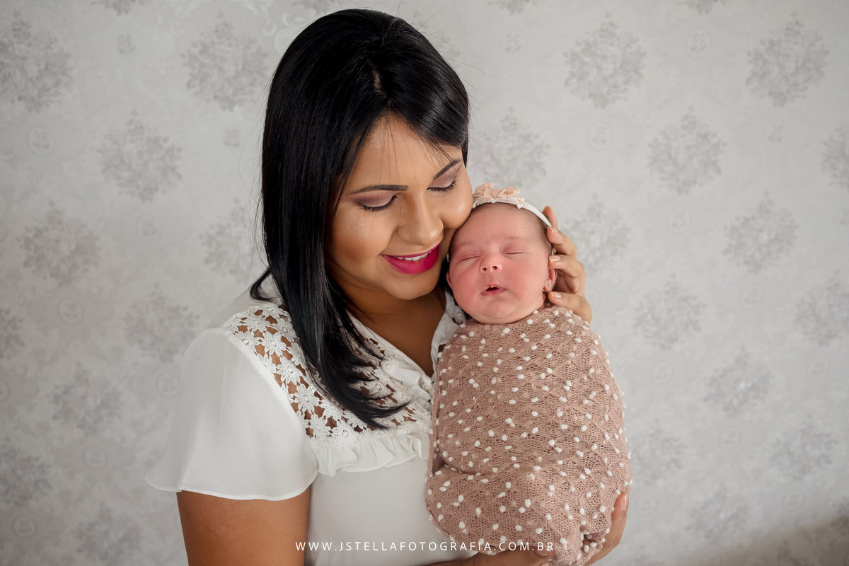 ensaio newborn em casa em mãe
