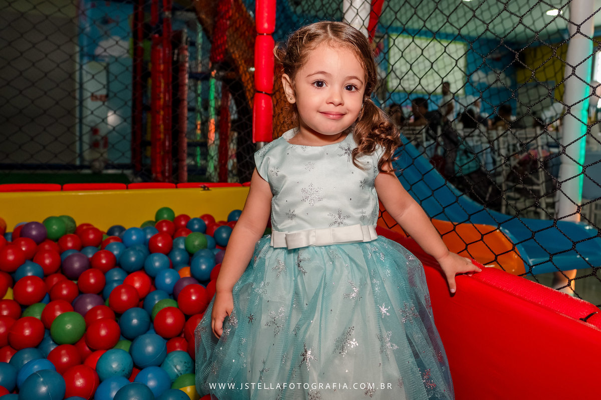 aniversariante piscina de bolinha