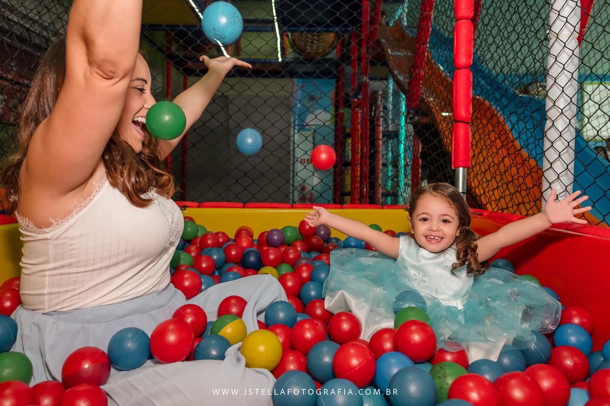 mãe e aniversariante na piscina de bolinha